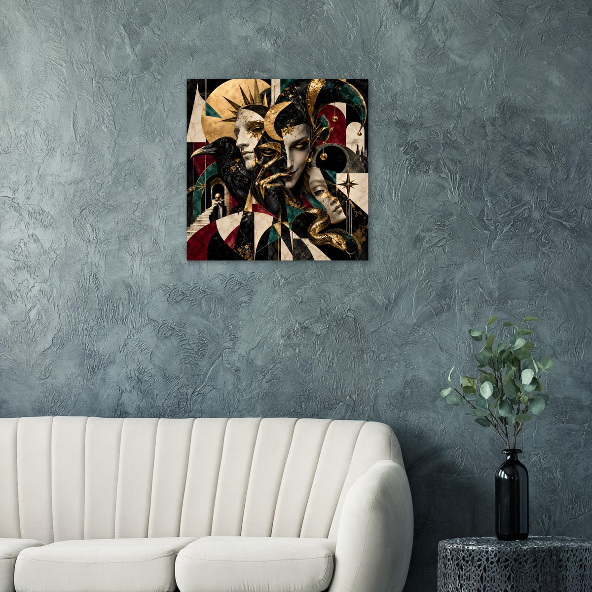 Kunstposter mit abstrakten Gesichtern in Dunkel und Gold, quadratisch, an blaugrauer Wand