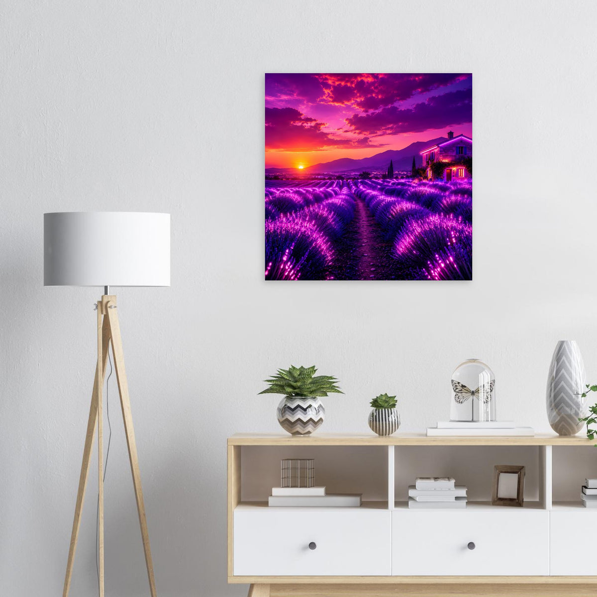 Quadratisches Poster mit violettem Lavendelfeld, Sonnenuntergang und Häusern am rechten Rand