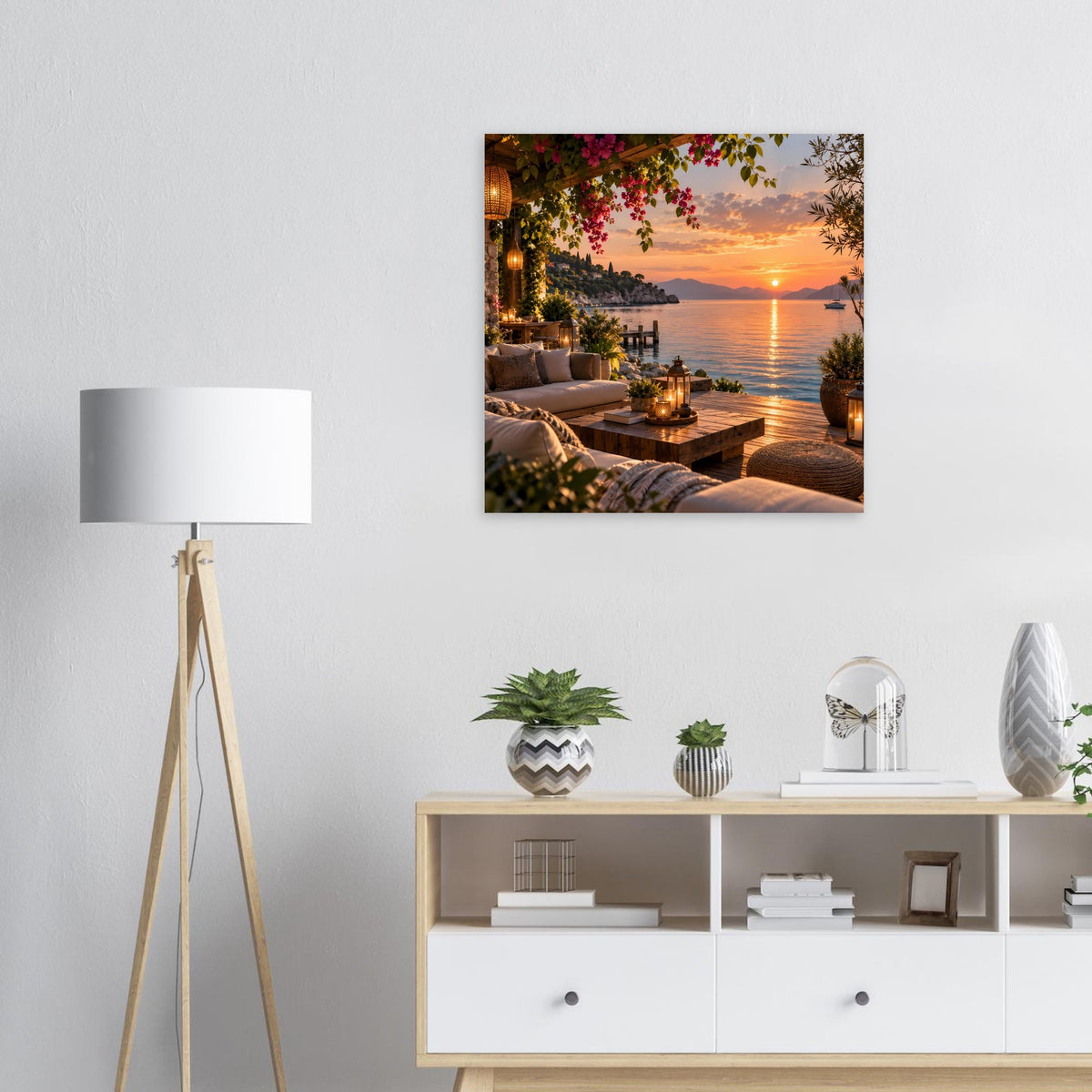 Gerahmtes Quadrat-Poster: Küstenterrasse mit Bougainvillea und Sonnenuntergang über dem Wasser