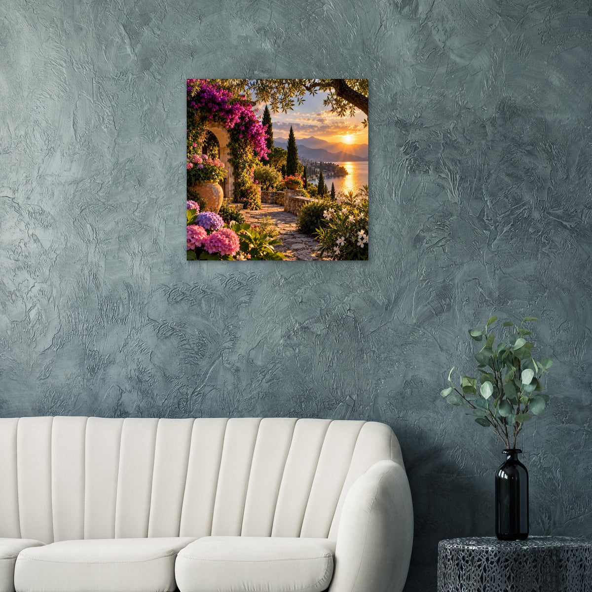 Wandposter mit Gartenweg, leuchtenden Blüten und Sonnenuntergang über den Hügeln, schwarzer Rahmen