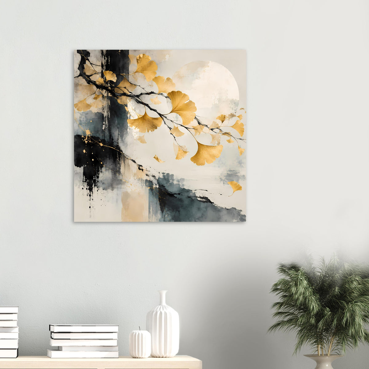 Kunst-Poster mit goldenen Ginkgo-Blättern, schwarzen Ästen und beiger-grauer Aquarellfläche