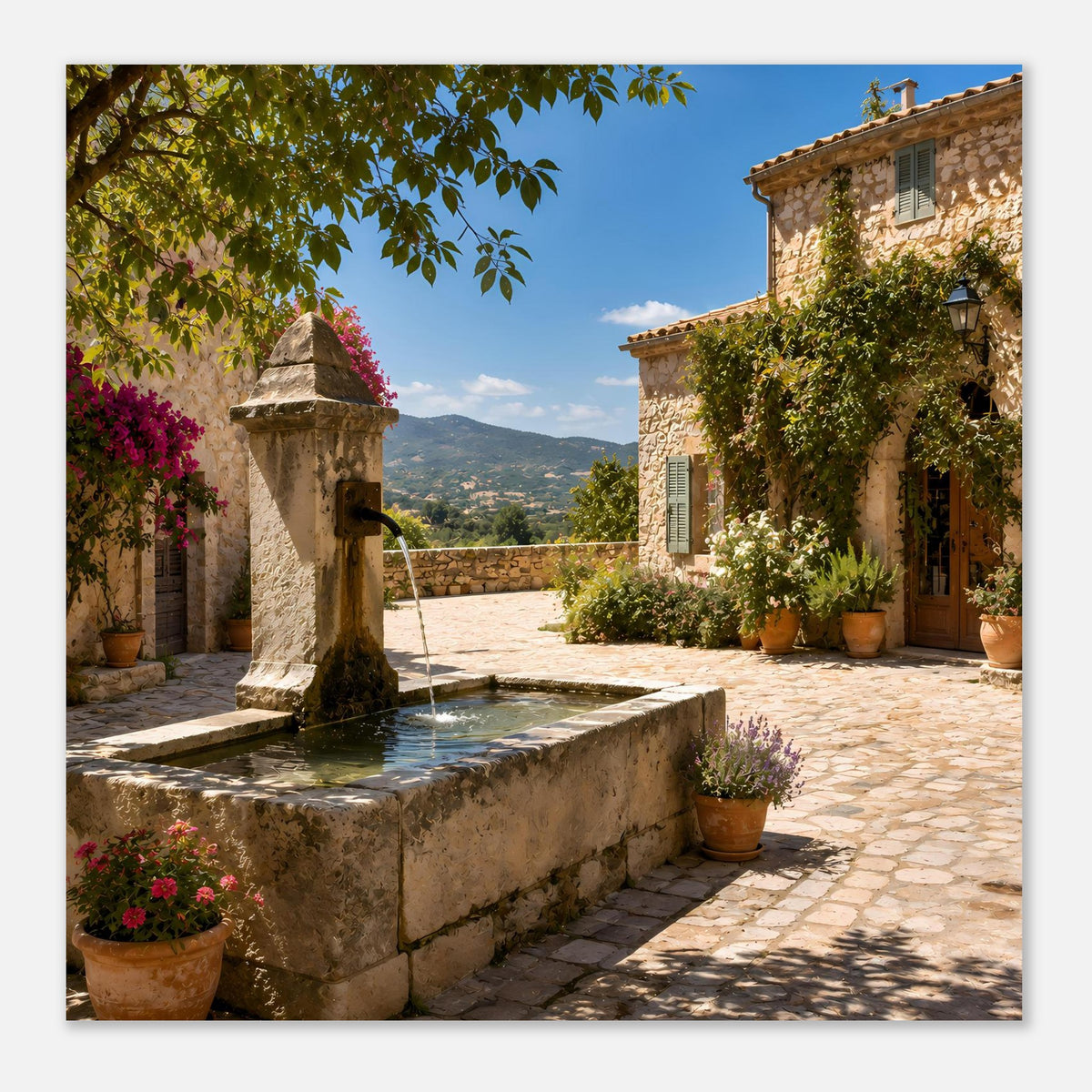 Brunnen-Poster mit mediterranem Hof: Steinfontäne, Blumen in Töpfen und Efeu