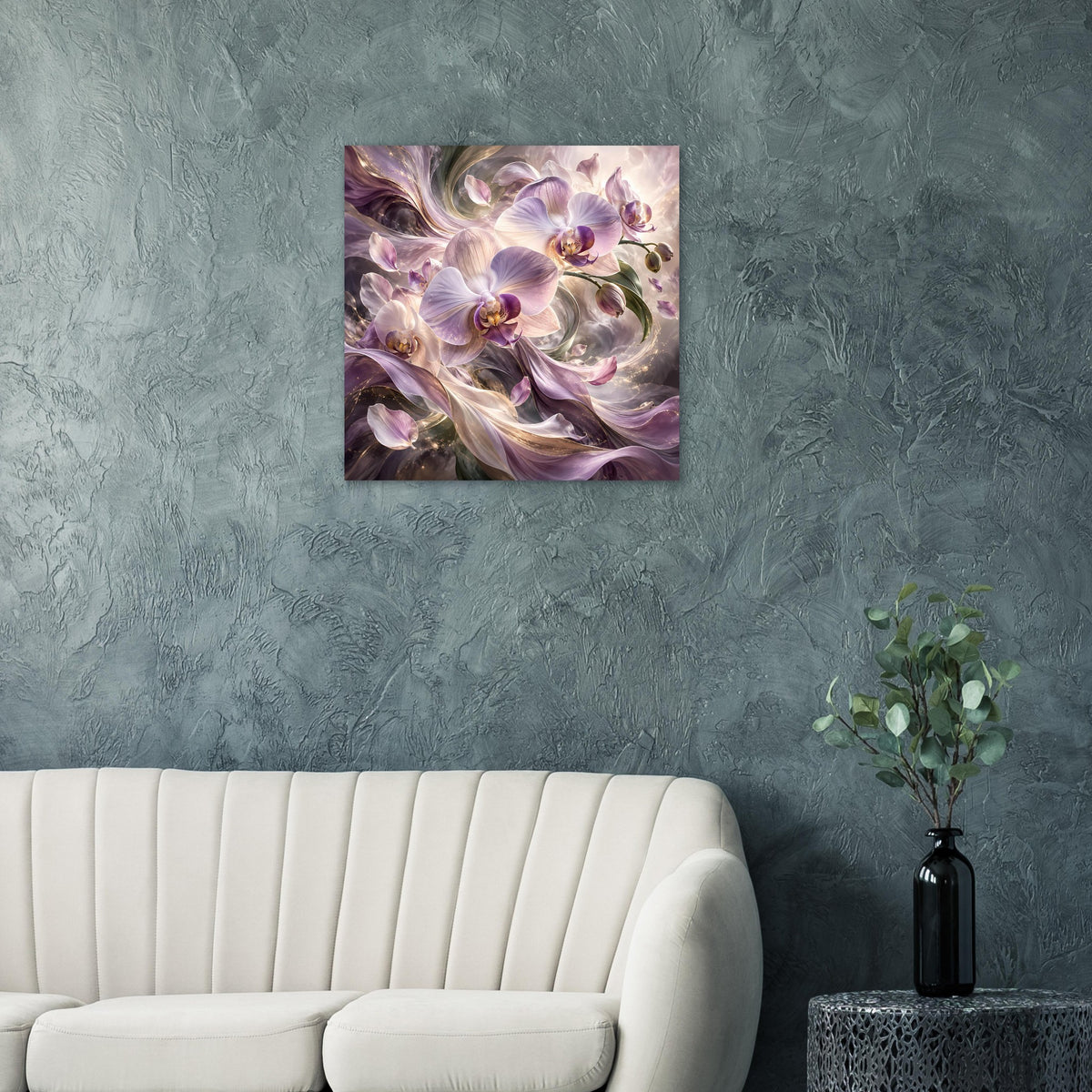 Blumenposter mit violetten Orchideenblüten in Creme-Tönen, zarter abstrakter Blütenschwung