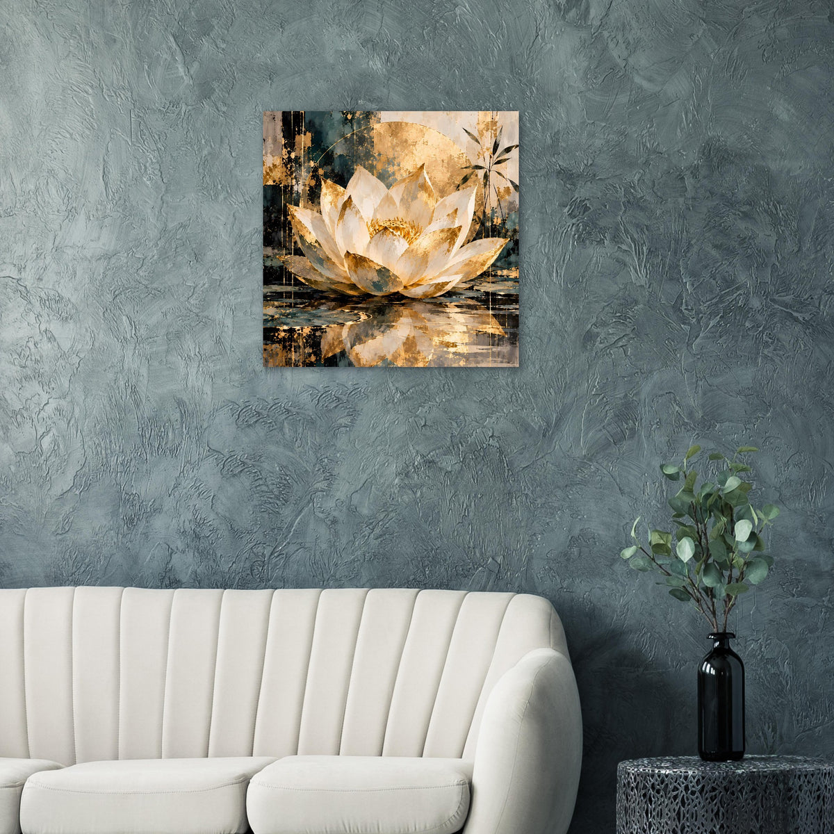 Wandposter mit Lotus-Papierkunst: gold-cremefarbene Blüte mit Spiegelreflexen auf dunkelblauem Grund