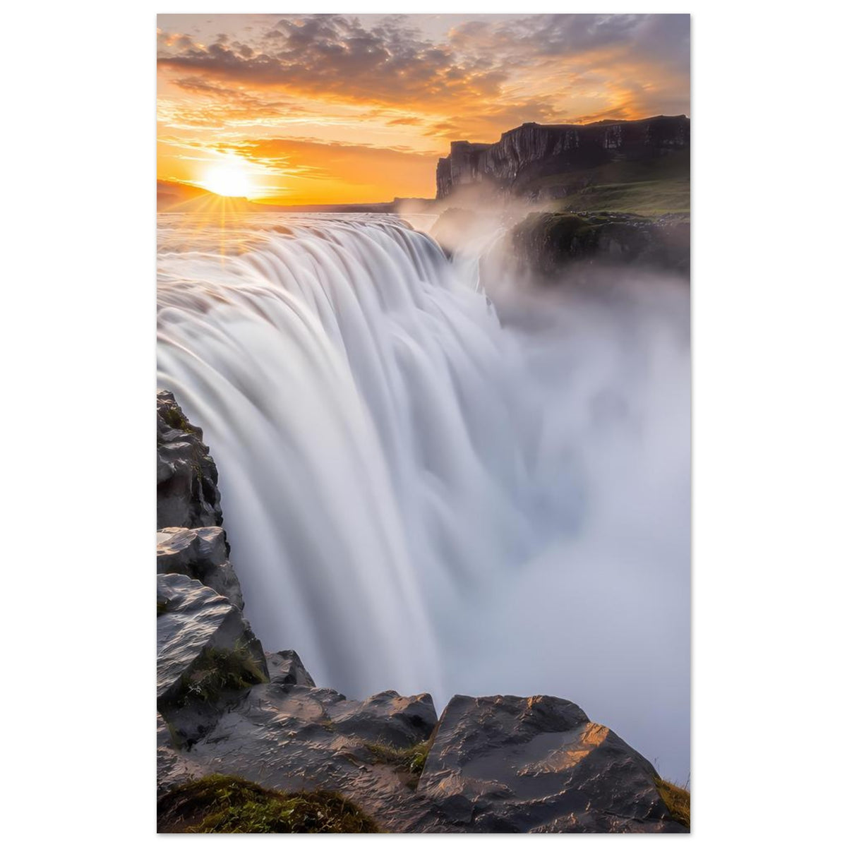 Poster mit Wasserfall und Sonnenuntergang, konzentrierter Bildausschnitt mit Felsen und Dunst