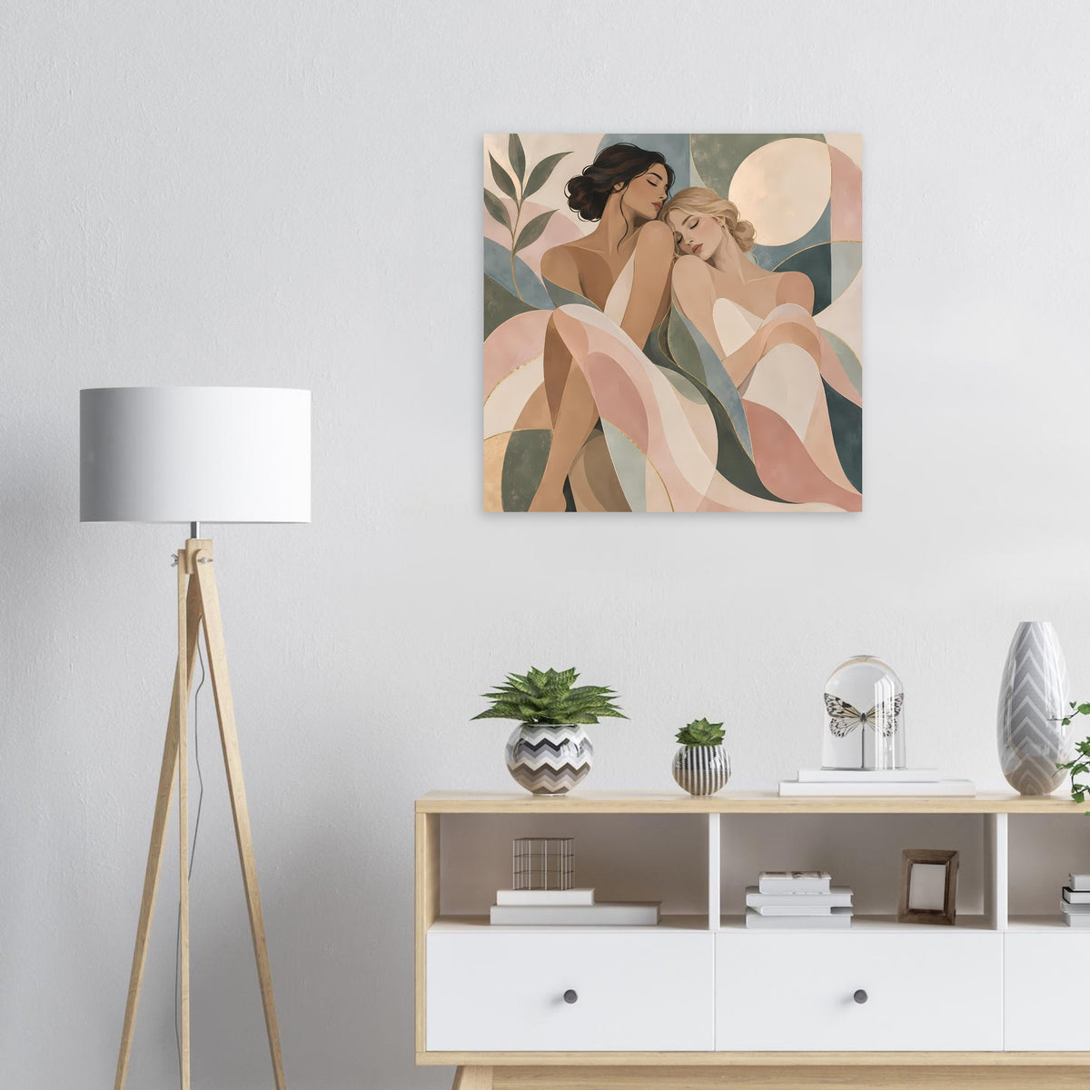 Quadratisches Kunstposter mit zwei sich umarmenden Frauen in Pastellfarben und Blatt-Details