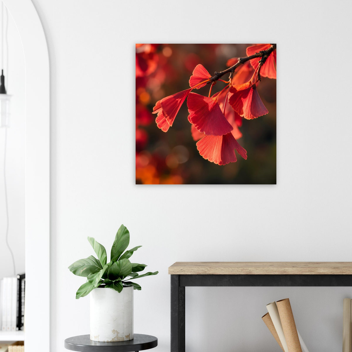 Quadratisches mattes Poster mit roten Ginkgoblättern am Ast, schwarz eingefasst