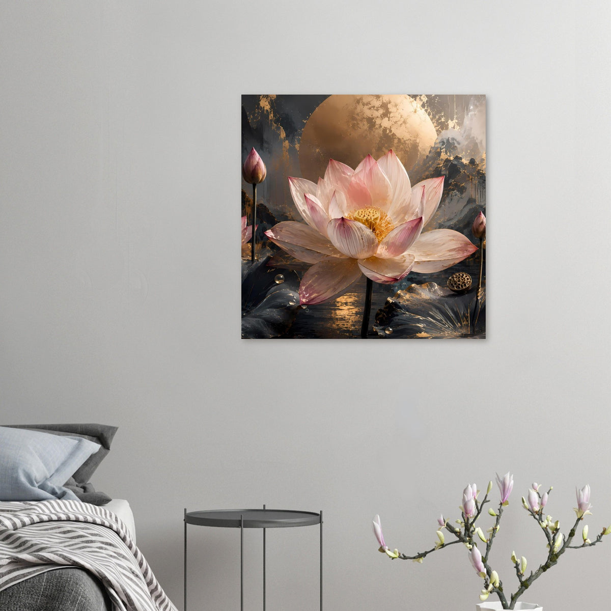 Kleines Poster mit rosa Lotusblüte, goldener Mondsichel und dunklen Blättern im Lotuseffekt