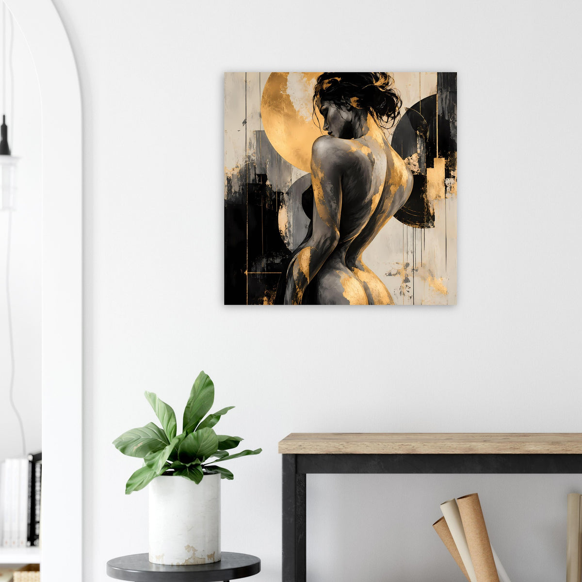 Poster mit Aktmotiv in Schwarz-Gold, kontrastierende Hintergrundstrukturen