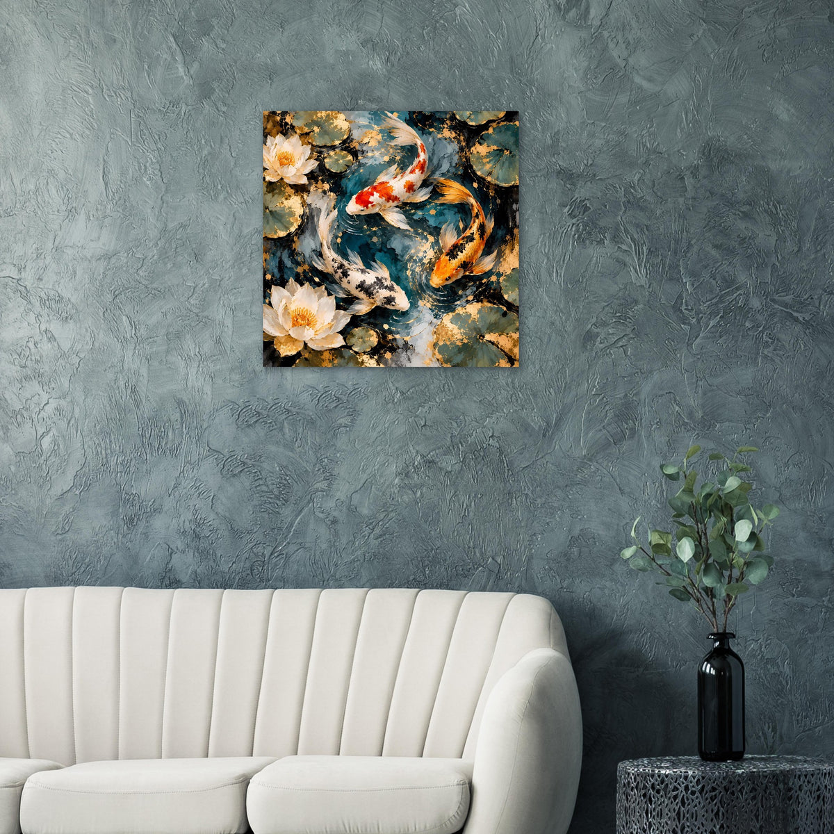 Quadratisches Kunstposter mit bunten Koi-Fischen und Seerosenblüten