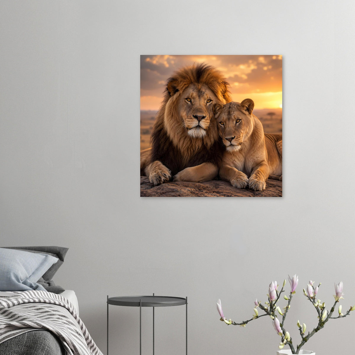 Kleines Löwen-Paar-Sonnenuntergangsposter auf Wand: zwei Löwen vor goldenem Himmel