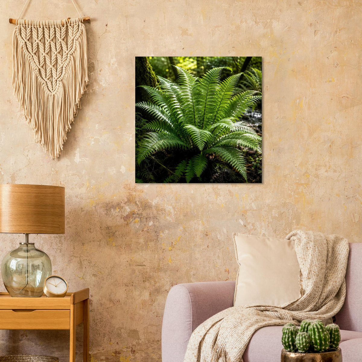 Naturposter mit grünen Farnwedeln in dunklem Rahmen über Couchlandschaft