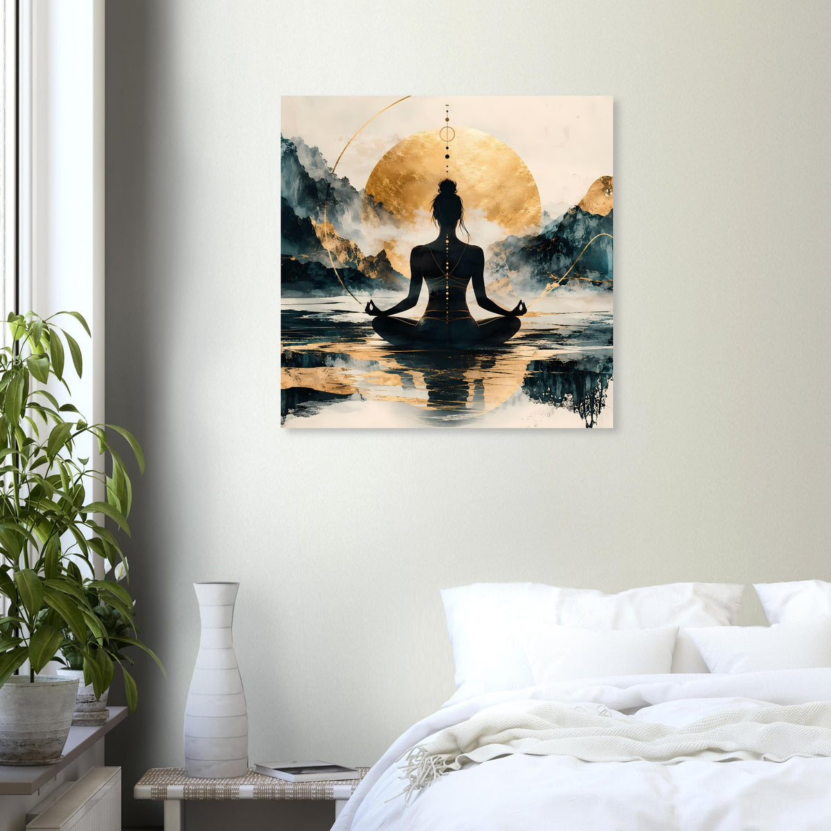 Quadratisches Wandposter: Meditations-Silhouette vor Wasser und goldener Sonne im Kreis