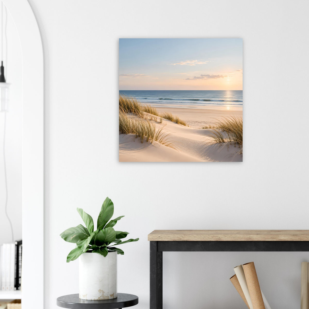 Sonnenuntergangs-Strandposter mit Dünen und Küstenlinie