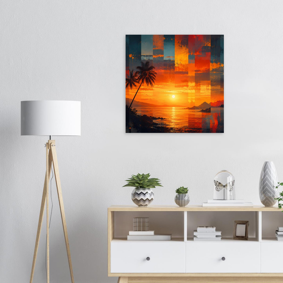 Quadratisches Kunstposter mit Sonnenuntergang über Meer, orange-roter Himmel und Palme