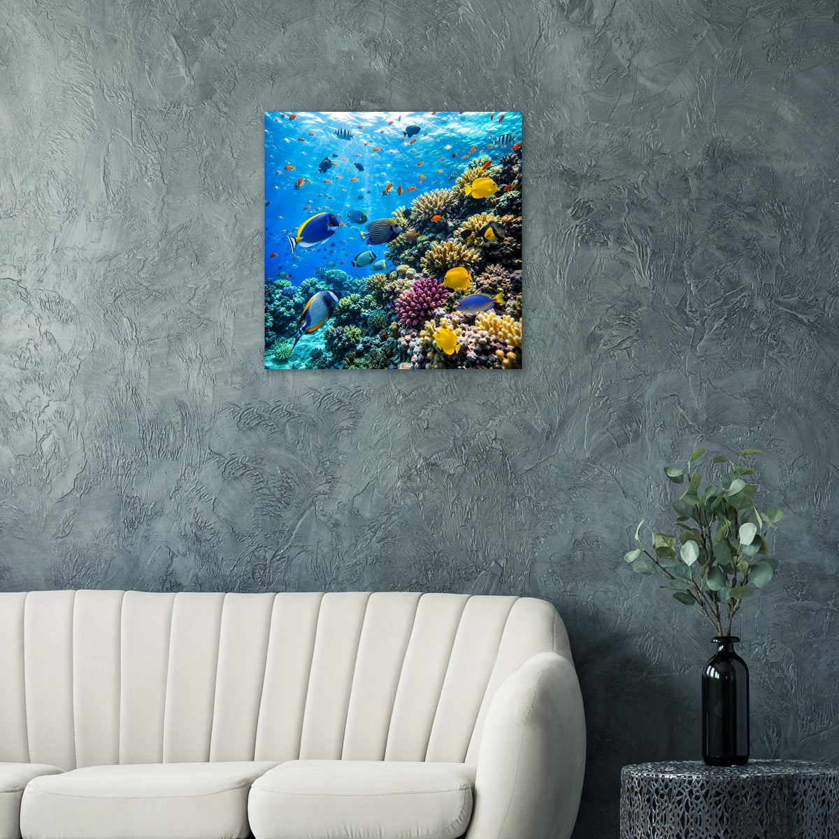 Quadratisches Poster mit Korallenriff und bunten tropischen Fischen im blauen Meerwasser