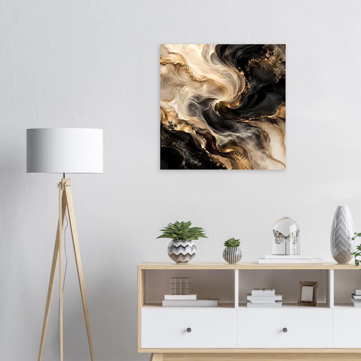 Abstraktes Poster mit schwarzen und goldenen Marmorschwaden, beigen Akzenten