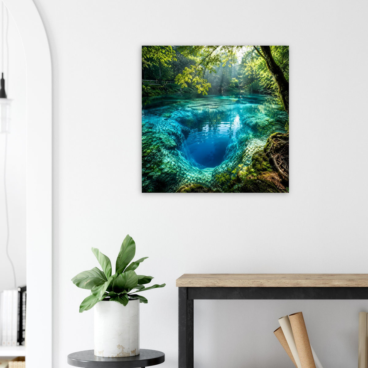 Quadratisches Poster im schwarzen Rahmen: türkisblauer See im Wald mit Felsvorsprung