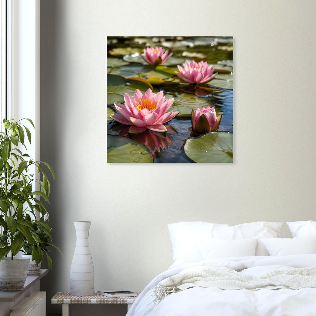 Quadratisches Poster mit pinken Seerosen im Wasser, mit dunklem Rahmen