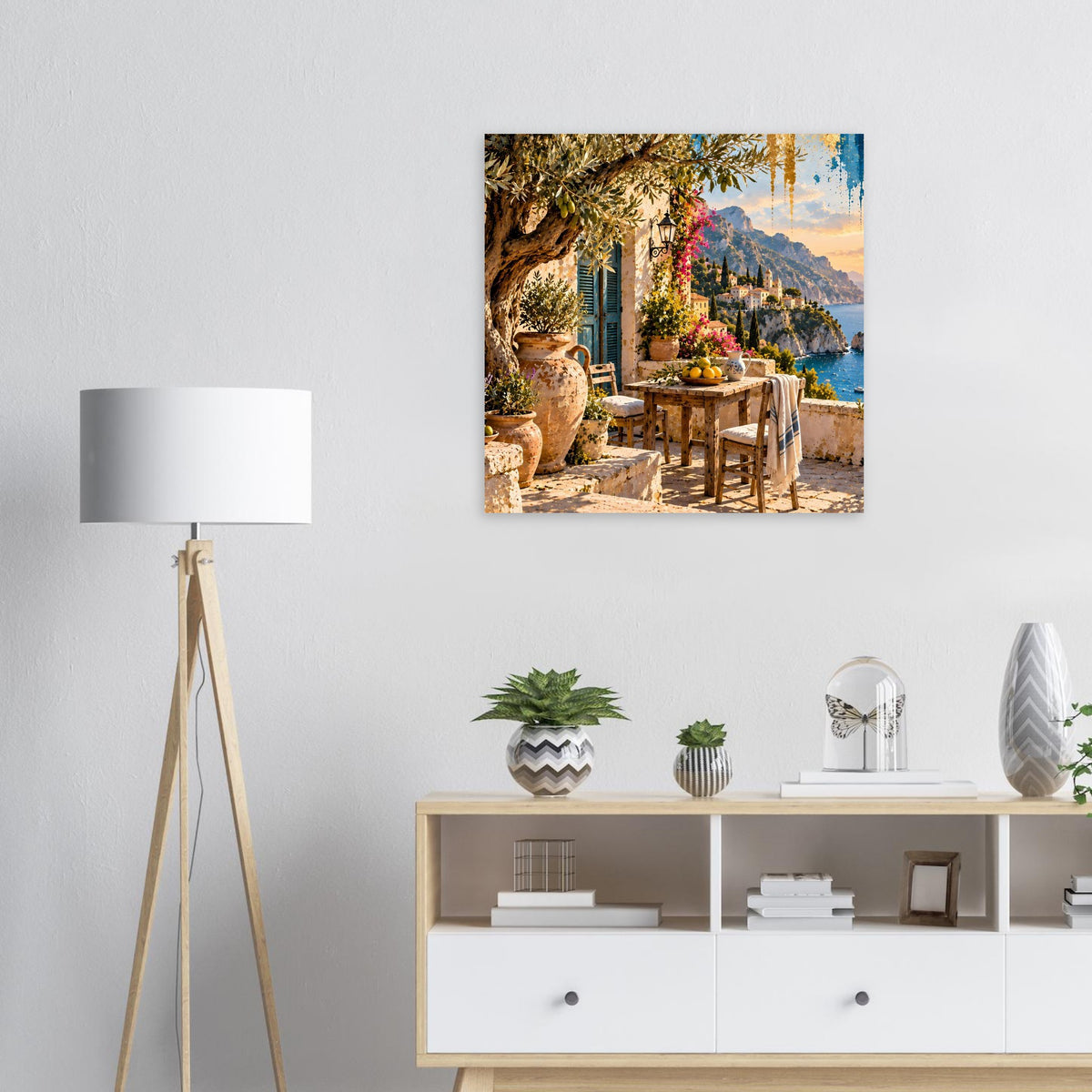 Mediterranes Wandposter mit Terrassentisch, Töpfen und Küstenmeer im Abendlicht