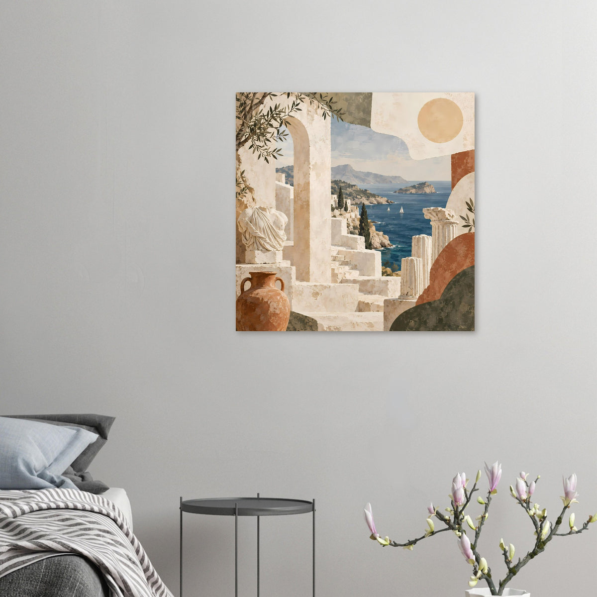 Urlaubs-Poster mit mediterraner Küste: antike Säulen, Bögen, Olivenzweig und Meer
