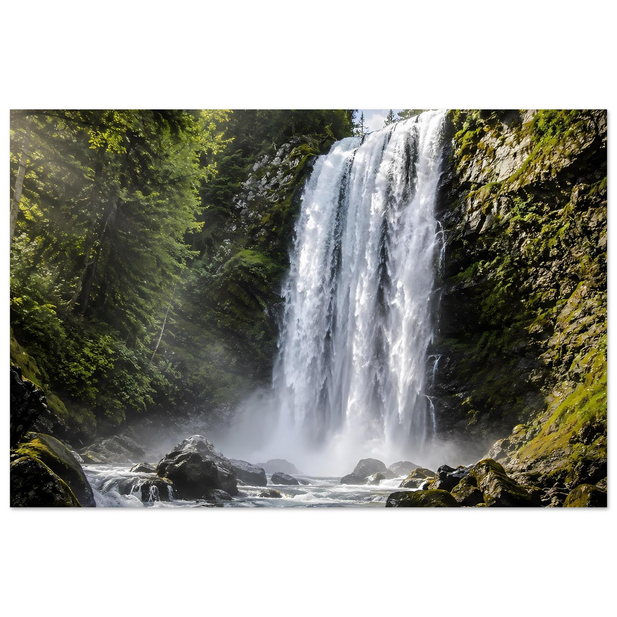 Wasserfall-Premium-Poster mit Wasserfall, moosigen Felsen und dichtem Wald im Hintergrund