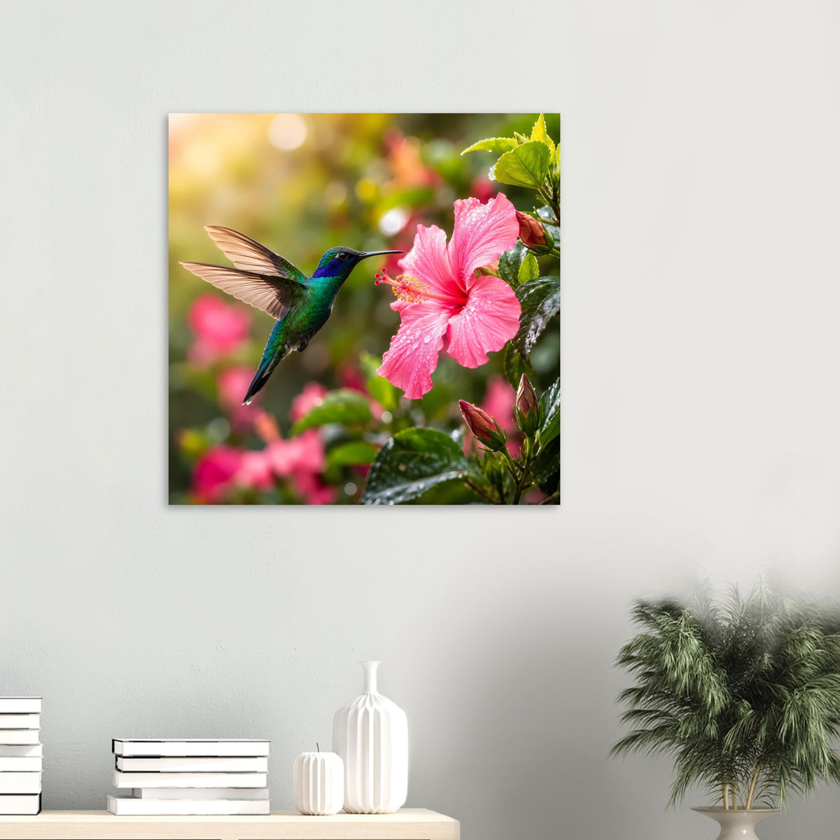 Quadratisches Poster mit Kolibri im Flug und rosa Hibiskusblüte, grün-blauem Gefieder