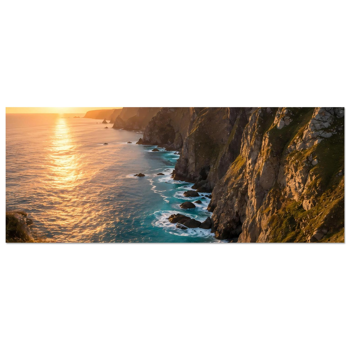 Querformat-Poster mit Küste bei Sonnenuntergang, Klippenlinie und Meer mit Wellen.