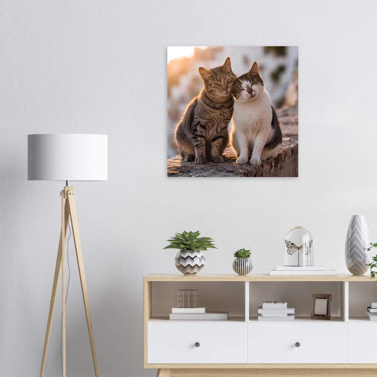 Poster mit zwei sitzenden Katzen, Blick auf die Steinmauer