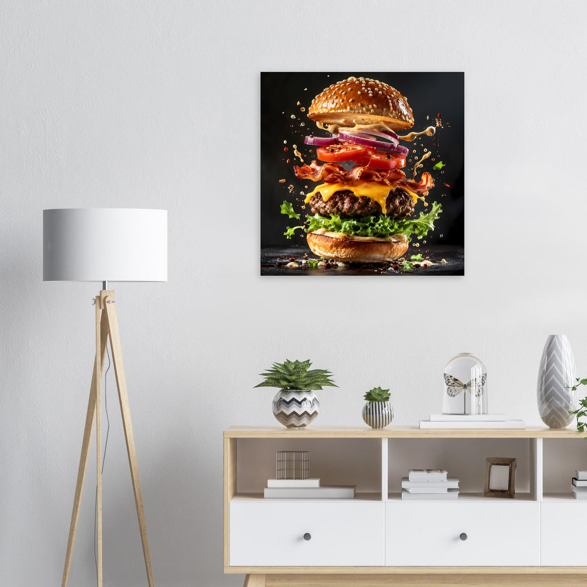 Gerahmtes Poster mit Burgermotiv: stapelnder Burger mit bunten Saucen und Spritzern
