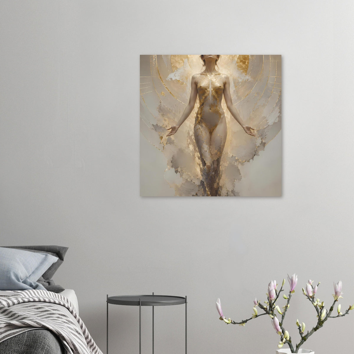 Poster mit zentraler schwebender Frauenfigur in Creme und Gold, schwingenartige Formen
