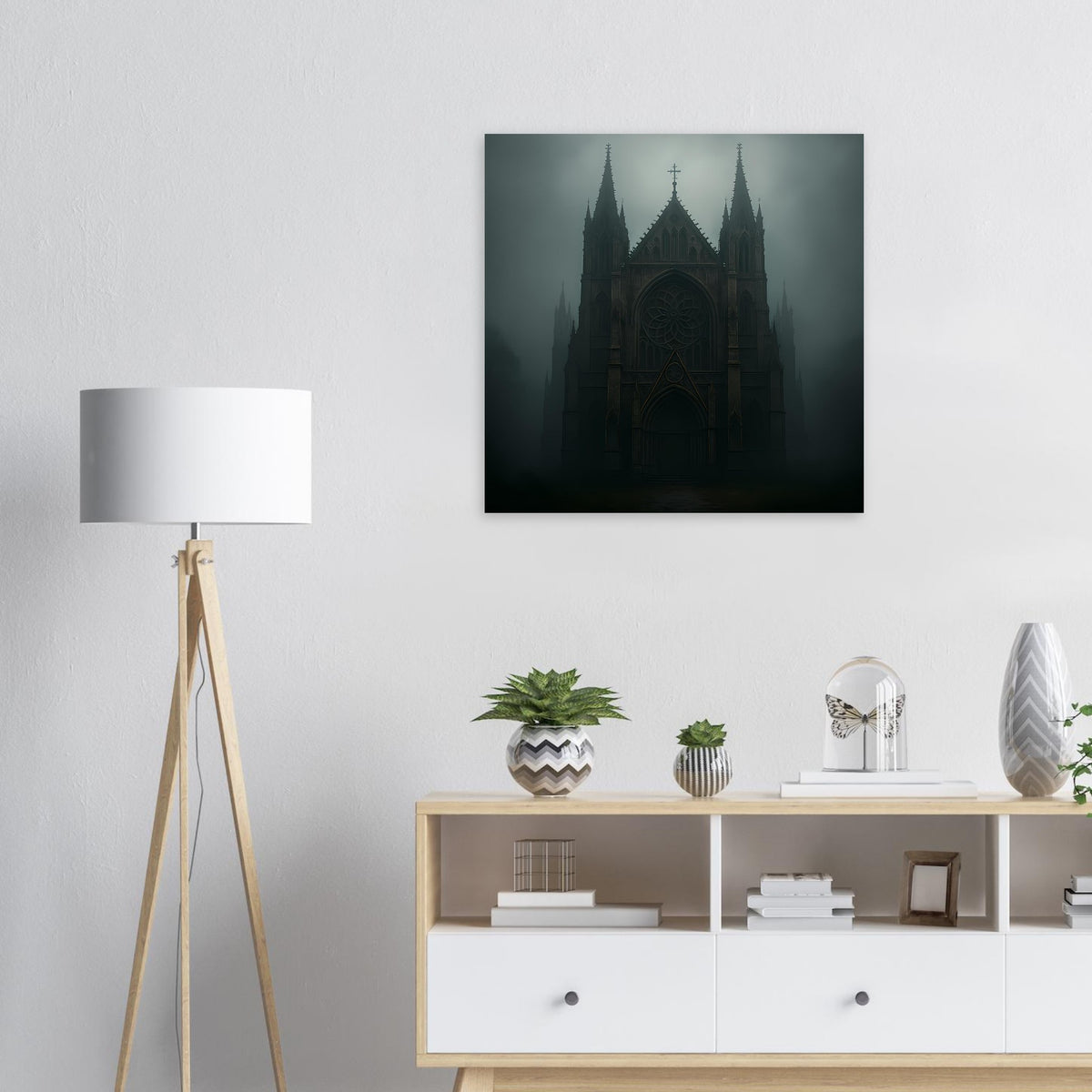 Quadratisches Wandposter: gotische Kathedrale im Nebel, dunkel gehalten, mit schwarzem Rahmen