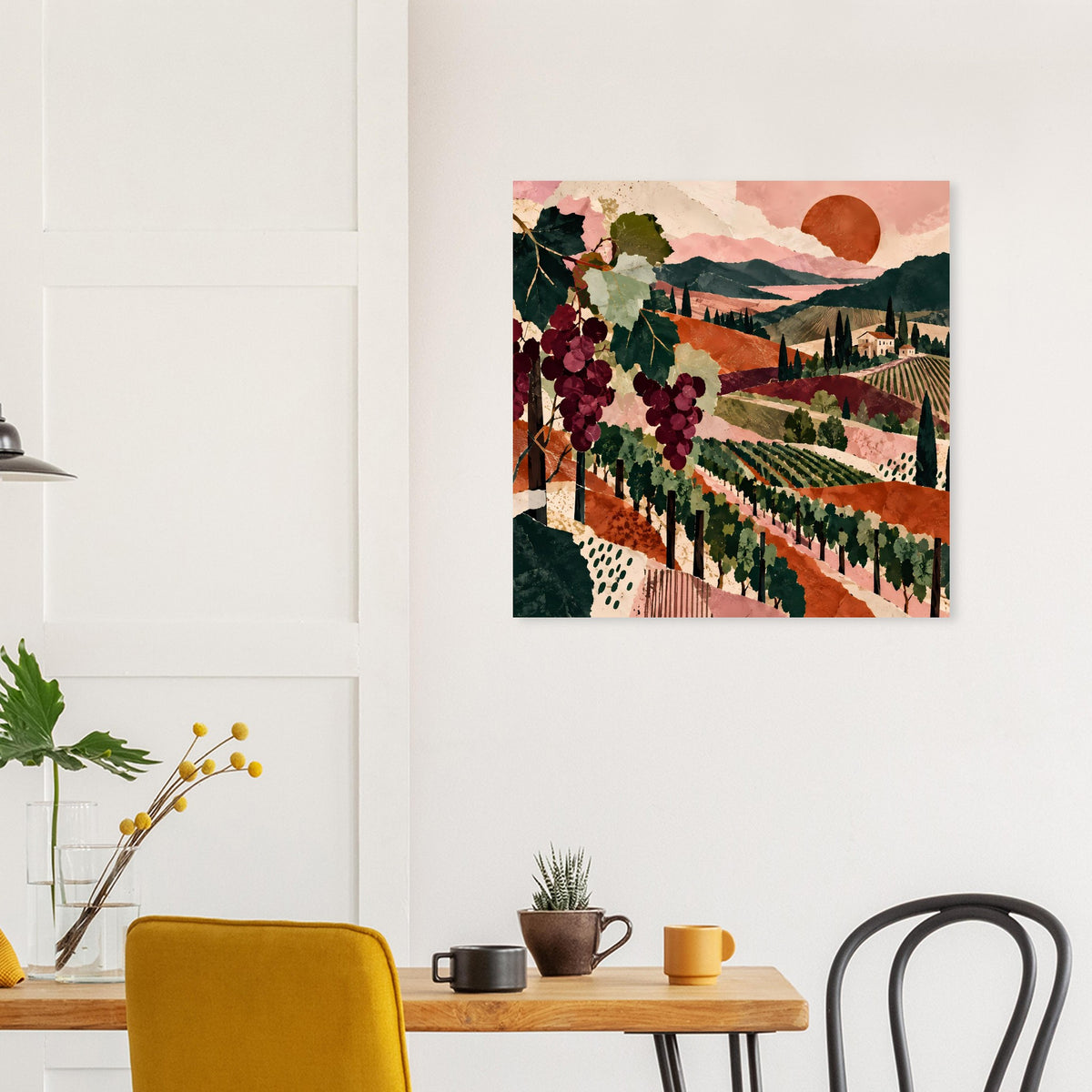 Gerahmtes Poster mit Weinreben, weinroten Trauben, Weinbergen und rotem Sonnenkreis