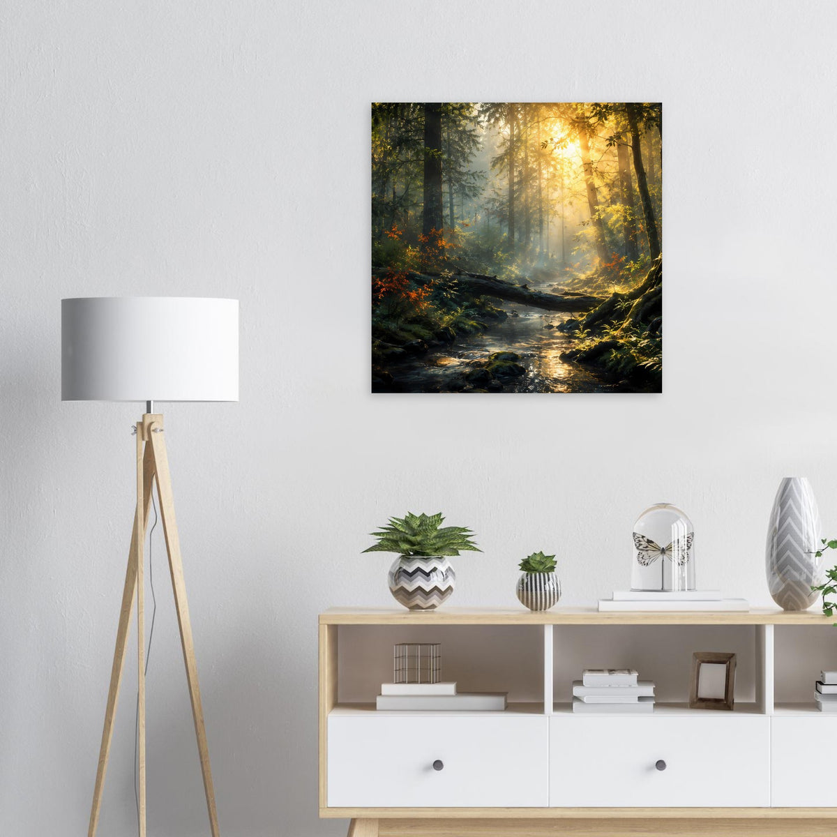 Quadratisches Wandposter mit Bach im Wald, Sonnenstrahlen und dichter Baumkulisse