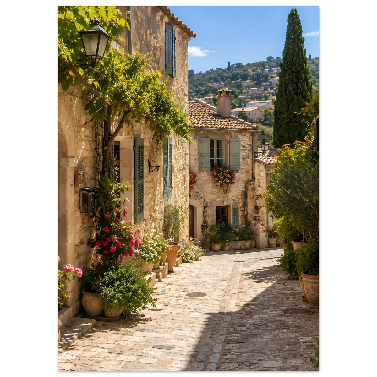 Vertikales Provence-Poster mit Gasse aus Naturstein, blühenden Pflanzen und grünen Bäumen