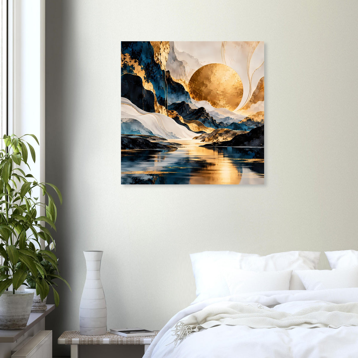 Quadratisches Kunstposter mit abstrakter Berglandschaft, Goldmond und Blau-Schwarz-Kontrasten