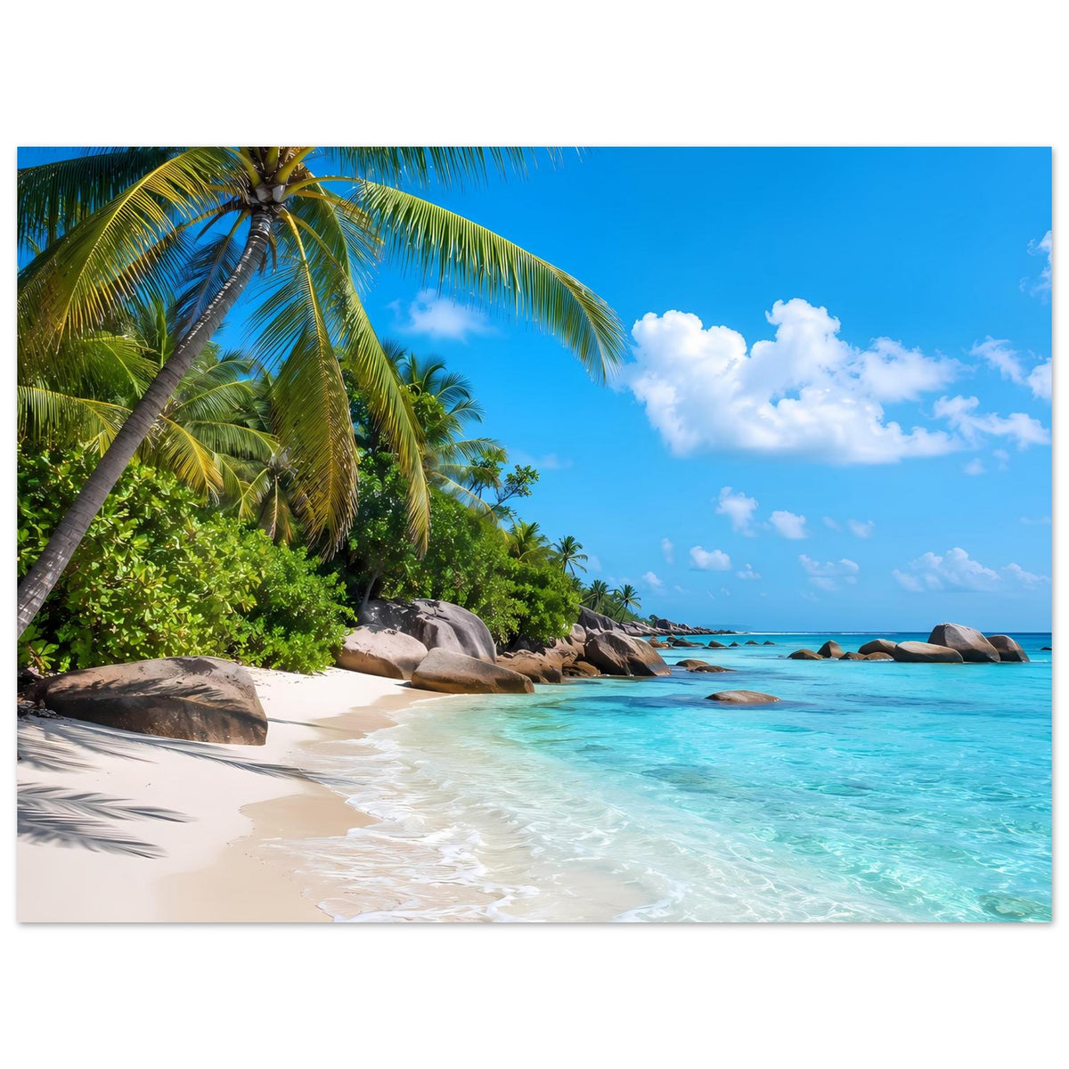 Horizontales Strand-Poster mit Palmen, Felsen im Wasser und hellem Sandstrand.