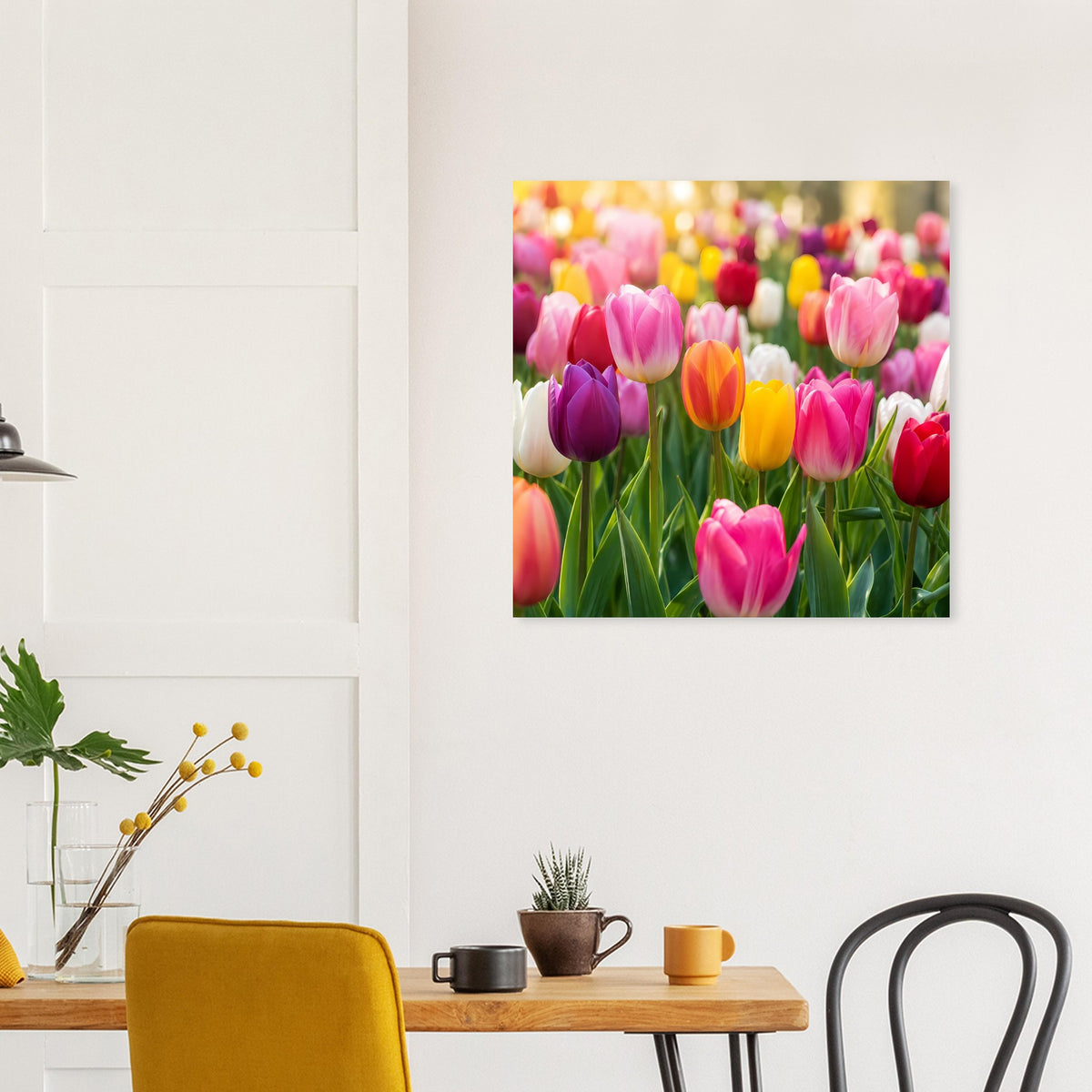 Quadratisches Poster mit farbenfrohem Tulpenbeet aus pinken und gelben Blüten