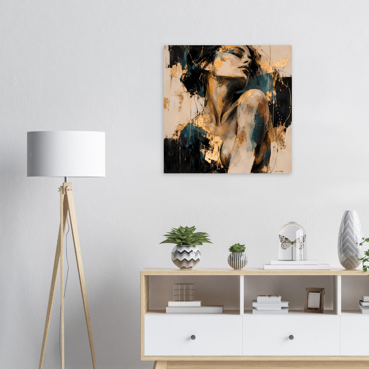 Gerahmtes Kunstposter mit Aktmotiv, goldene Akzente und dunkle Pinselstriche auf Beige