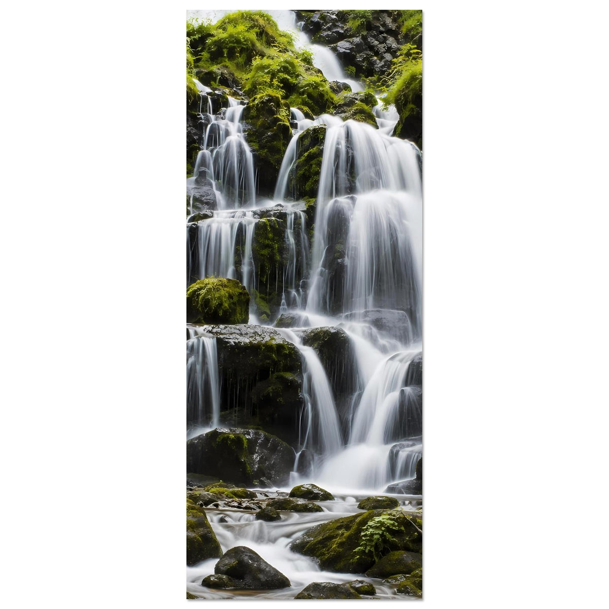 Wasserfall-Poster (hochkant) mit klar sichtbaren Stufenfällen und grünem Bewuchs