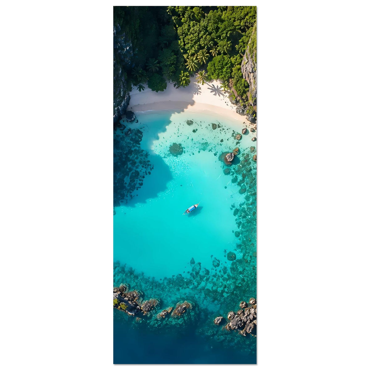 Wandposter hochkant mit türkisfarbener Lagune, Riffen und Boot, umgeben von grünen Klippen