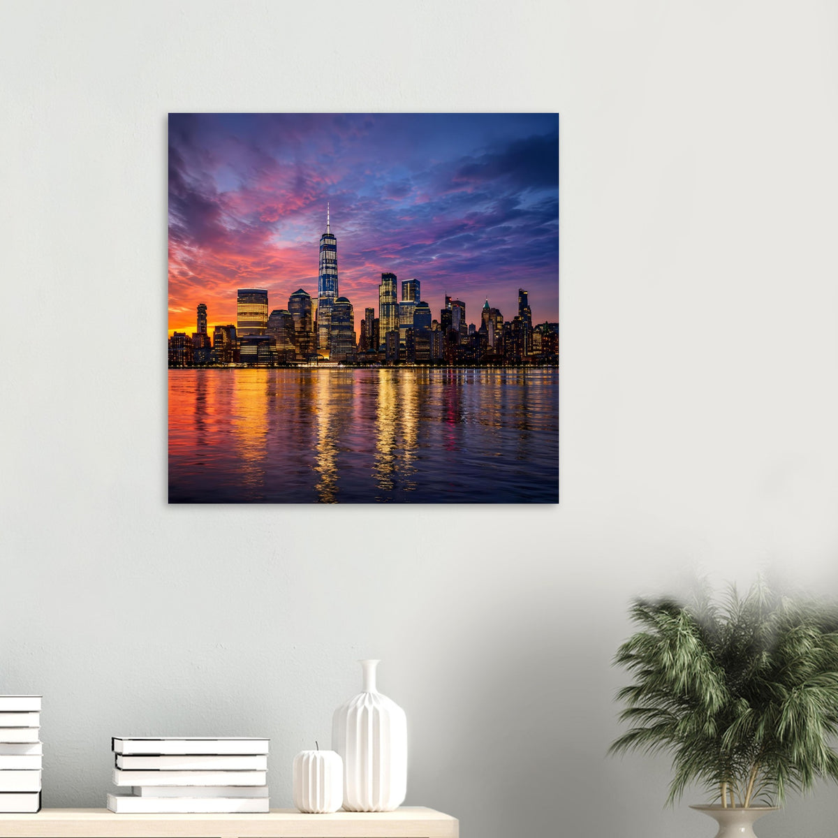 Quadratisches Poster mit New-York-Skyline bei Dämmerung, Reflexionen im Wasser, schwarz gerahmt