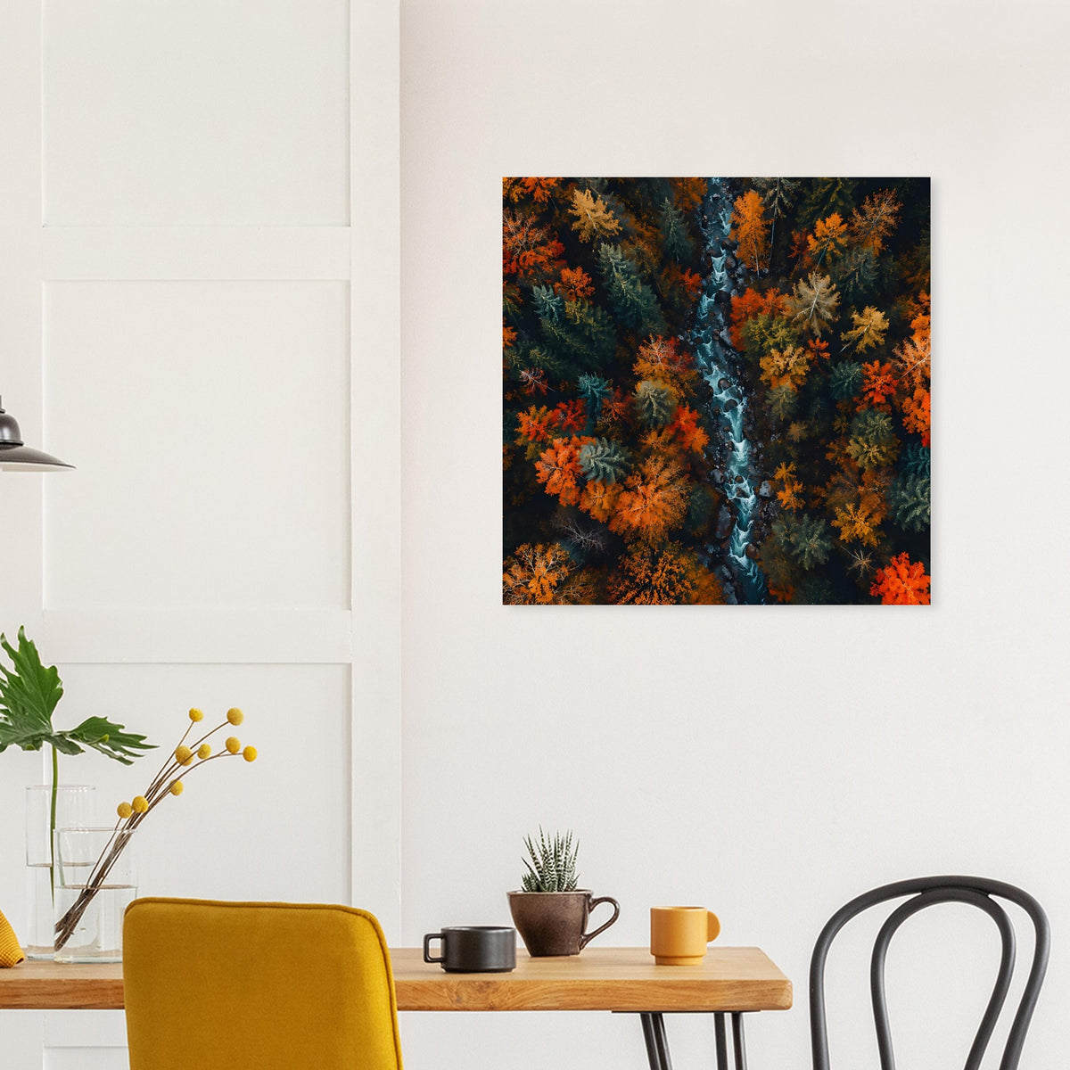Quadratisches Poster mit Herbstwald und Bachlauf, leuchtende orangefarbene Kronen im Wald.