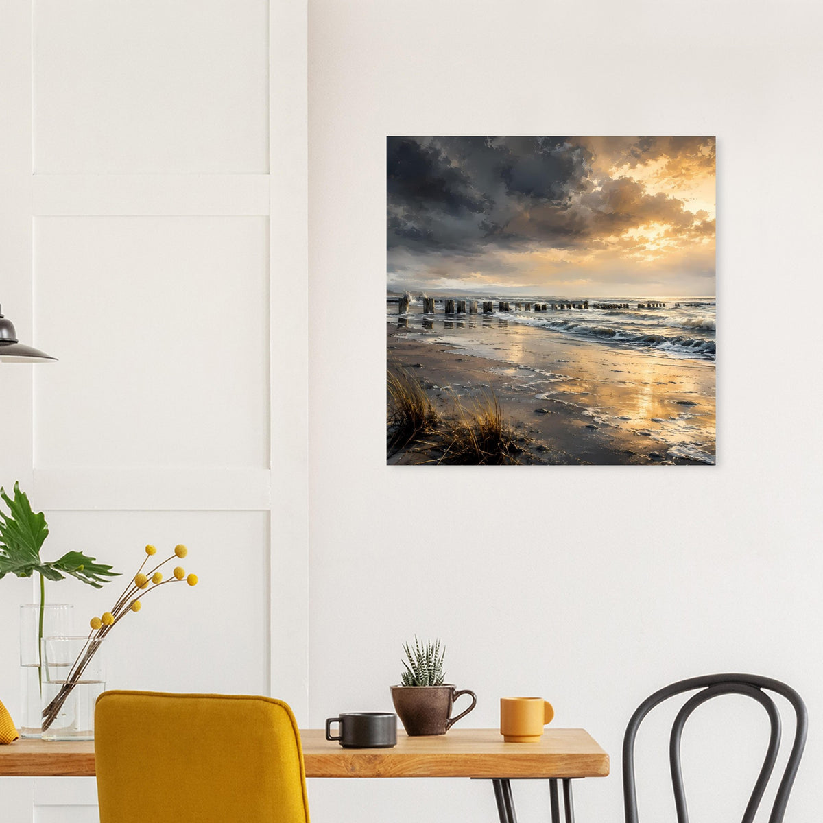 Quadratisches Strandposter: Sonnenuntergang über dem Meer mit Steg, Wellen und Wolken.
