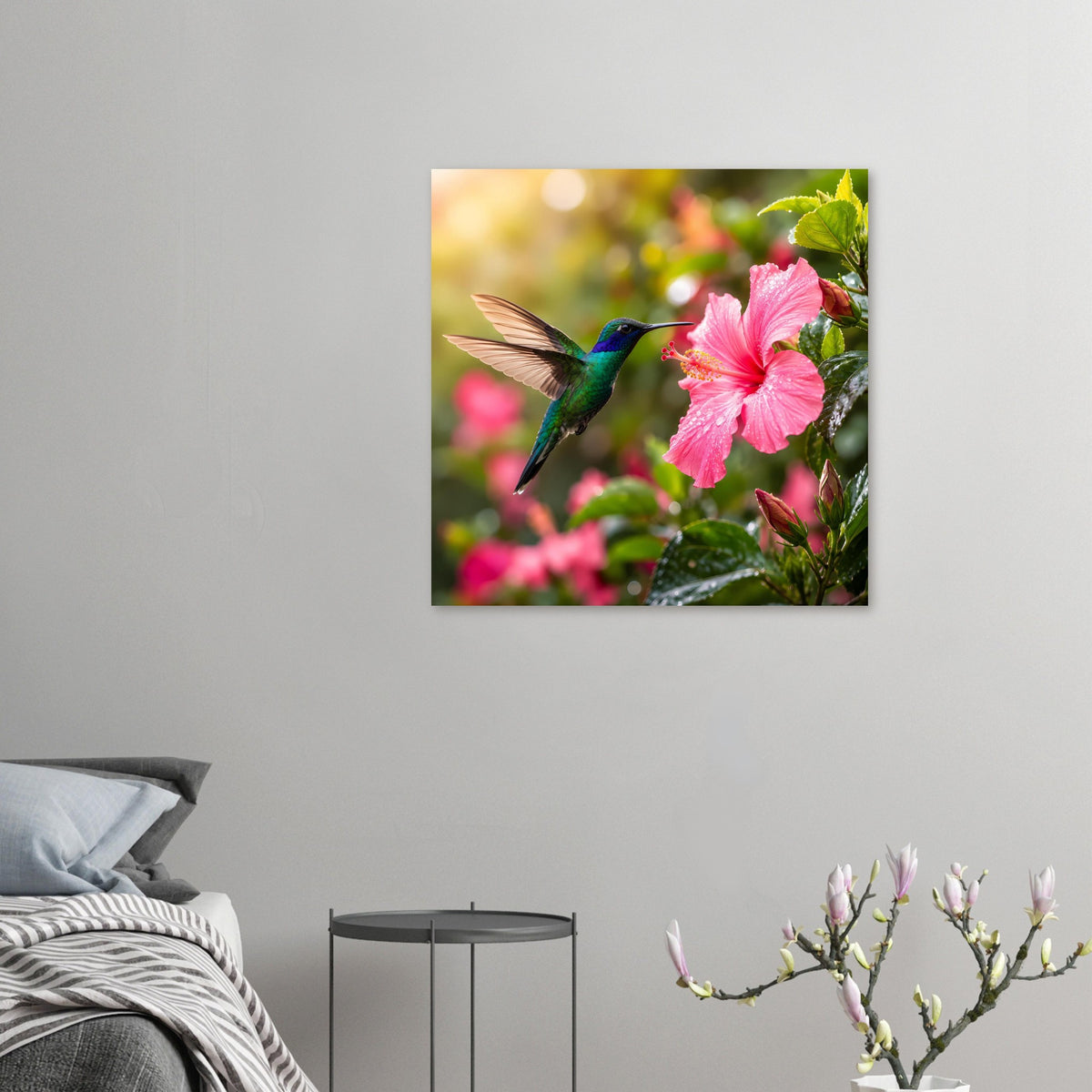 Quadratisches Poster mit Kolibri und pinkem Hibiskus, mit grünen Blättern am Bildrand