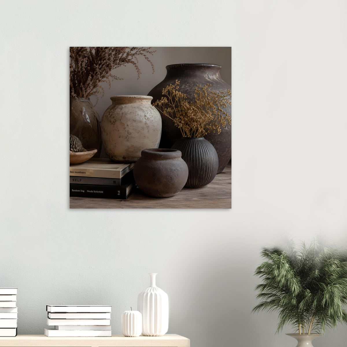 Wandposter mit Keramikvasen, dunkler Rippenvase und Trockenblumen im Erdtöne-Motiv