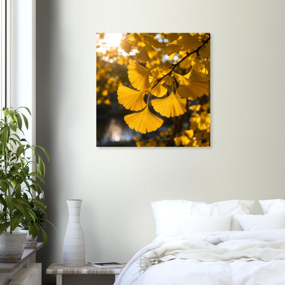 Quadratisches Poster mit goldenen Ginkgoblättern, warm beleuchtet, schwarz gerahmt