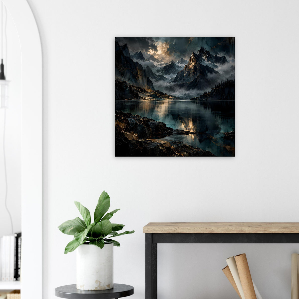 Quadratisches Poster: dramatische Bergsilhouetten, stiller See und goldene Wolken am Himmel