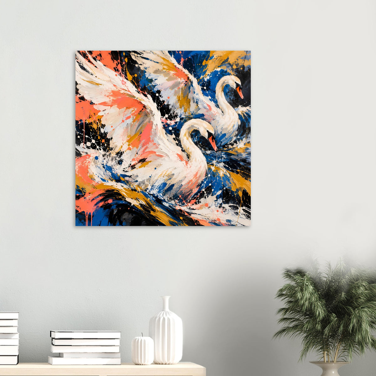 Kleines Kunstposter mit zwei weißen Schwänen, abstrakte Spritzfarben in Blau und Koralle