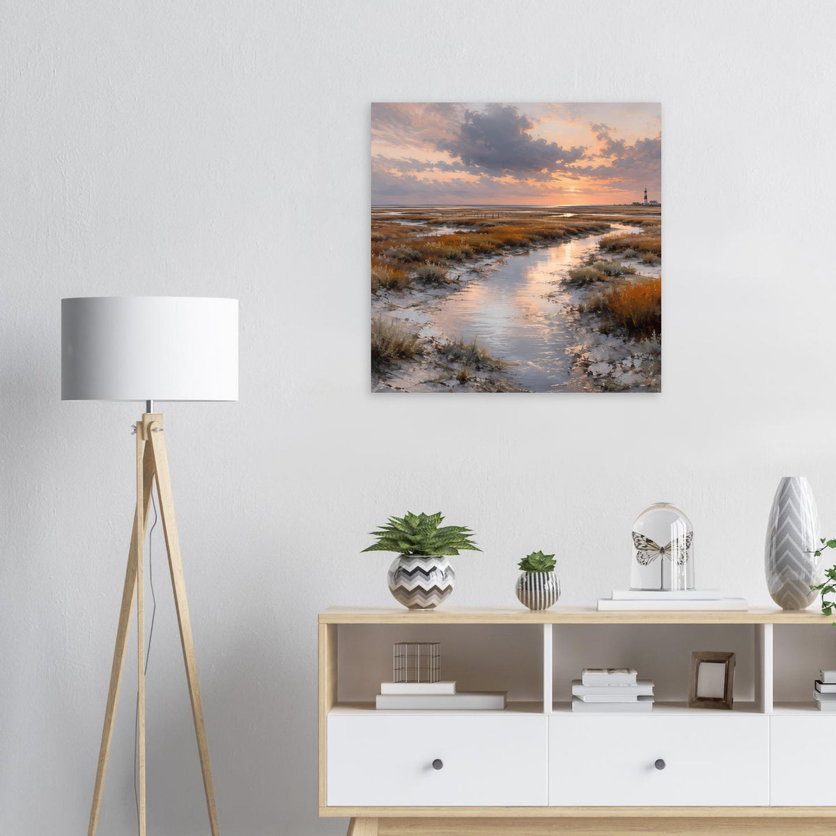 Poster mit Leuchtturm am Horizont, Sonnenuntergang über Dünen und einem Wasserweg